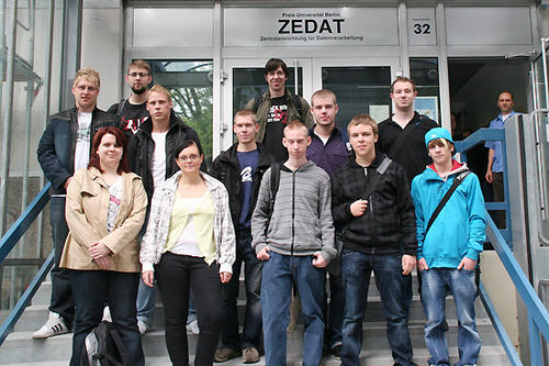 Die neuen Auszubildenden zum Fachinformatiker vor ihrer Ausbildungsstätte, der Zedat.