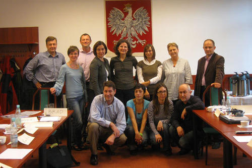 Gruppenfoto unter dem polnischen Adler: Teilnehmer des "2nd International Workshop on Business Ethics Education"