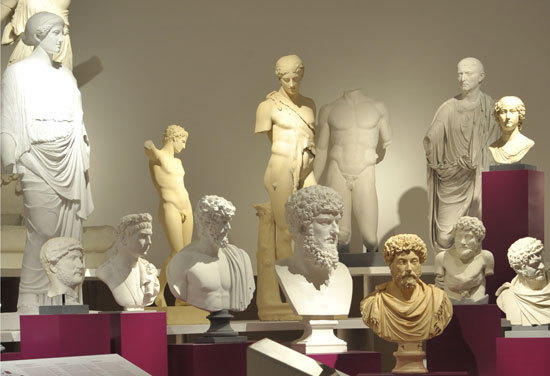 Im Themenraum "Lehren" sind Objekte aus der Abgusssammlung der Freien Universität ausgestellt