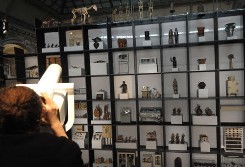 Die Regalinstallation im Lichthof des Martin-Gropius-Baus. Oben links: Condé, das Skelett des Lieblingspferdes Friedrich des Großen, das aus der Gurlt'schen Sammlung der Freien Universität stammt