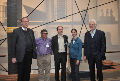 Bild: (v.l.): Prof. Christoph Markschies (HU-Präsident), Mark Dion (US-amerikan. Künstler), Dr. Jochen Hennig (Ausstellungsleiter), Dr. Vera Beyer (Freie Universität), Prof. Jürgen Zöllner (Sen. f. Bildung, Wiss. und Forschung)