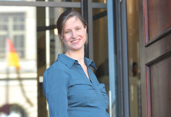Dr. Vera Beyer vor dem Martin-Gropius-Bau: Die Kunsthistorikerin der Freien Universität beteiligt sich mit Veranstaltungen am Begleitprogramm der WeltWissen-Ausstellung