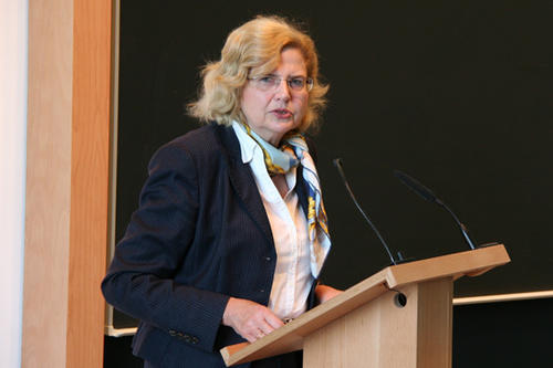 Professorin Monika Schäfer-Korting, Erste Vizepräsidentin der Freien Universität Berlin, begrüßte im Namen des Präsidiums die zahlreich erschienenen Gäste der feierlichen Eröffnung des Forschungszentrums