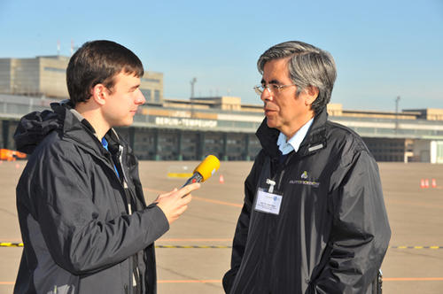 Professor Raul Rojas im Interview auf dem Tempelhofer Flughafengelände