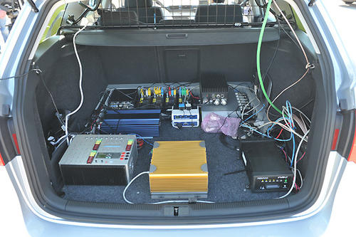 Der Bordcomputer schätzt eine Verkehrssituation mit Hilfe von drei Videokameras, mehreren Laserscannern, sowie Radar ein, und berechnet somit ein dreidimensionales Modell der Straße.