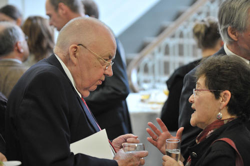 Der Biochemiker Prof. Dr. Volker A. Erdmann (links) im Gespräch mit Prof. Dr. Ruth Lewin Sime (rechts)