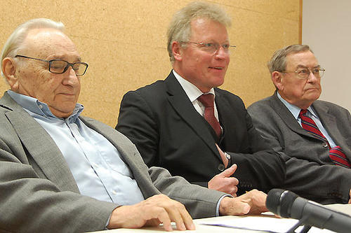 Reise in die Geschichte: Bundesminister a. D. Egon Bahr, Eberhard Sandschneider (Professor am Osteuropa-Institut der Freien Universität) und Klaus Schütz, Ehemaliger Regierender Bürgermeister von Berlin