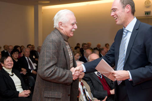 50 Jahre später: Präsident Peter-André Alt gratuliert einem goldenen Promovenden