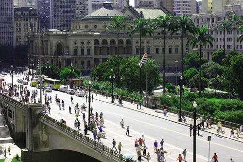 Die Freie Universität unterhält fünf partnerschaftliche Verträge mit brasilianischen Universitäten, die traditionsreichste mit der Universität São Paulo