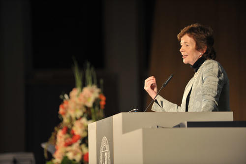 Was Freiheit bedeutet – vor allem für diejenigen, die nicht in Freiheit leben können, schilderte Mary Robinson eindrücklich in ihrer Rede. Darin gab sie Einblicke in persönliche Erfahrungen und warf aktuelle politische Fragen auf.