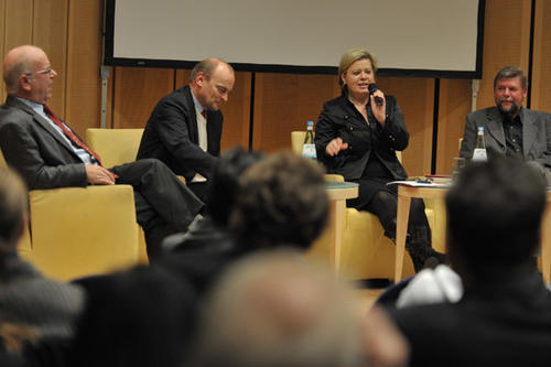 (v.l.n.r.): Richard Schröder, Daniel Körfer, Gesine Lötzsch, Klaus Schroeder