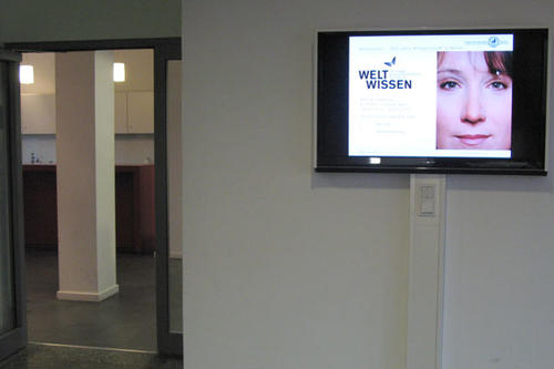 Die Videoinstallation "facing science" ist derzeit im Foyer des Instituts für Mathematik der Freien Universität Berlin zu sehen.