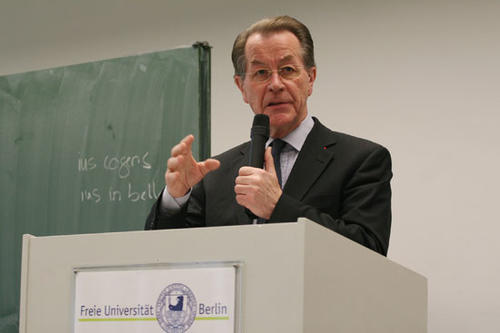 Franz Müntefering sprach an der Freien Universität über die Verbindung von Medien und Poltik.