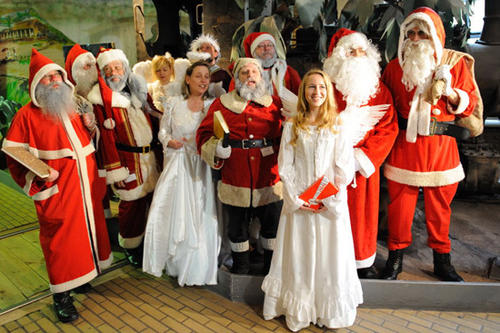 Engel und Weihnachtsmänner der Berliner Weihnachtsmann-Aktion üben Lieder und Gedichte für die Bescherung zu Heiligabend ein.