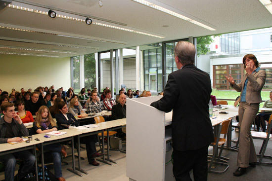 Professorin Margreth Lünenborg (rechts) begrüßte Franz Müntefering am Institut für Publizistik und Kommunikationswissenschaft