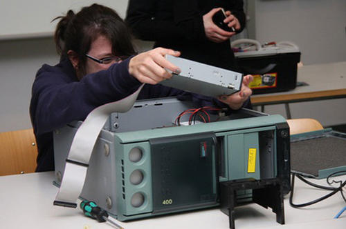 Wie sieht ein Computer von innen aus? Im Workshop „Rechnerbasteln“ befragten die Mädchen Informatiker der Freien Universität.
