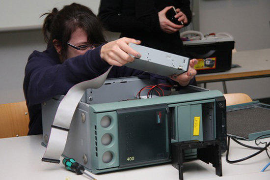 Wie sieht ein Computer von innen aus? Im Workshop „Rechnerbasteln“ befragten die Mädchen Informatiker der Freien Universität.
