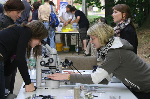 Mikroskopieren in Lankwitz. Besucher auf dem GeoCampus der Freien Universität