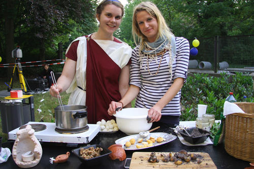 Vanessa Heine (4. Sem., Master Klassische Archäologie) und Laila Sack (6. Sem., Bachelor Klassische Archäologie) stellten Globoli her. Die antike Süßigkeit besteht aus Gries, Magerquark und Frischkäse und wird mit Honig und Mohn garniert.