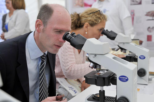 Präsident Professor Peter-André Alt und Ehefrau Sabine beim Mikroskopieren im Zelt der Veterinärmediziner.