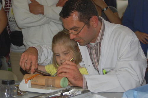 Nicht den Faden verlieren: Kleine Besucherin der Langen Nacht in Steglitz beim "Nahtkurs" im Klinikum Benjamin Franklin.