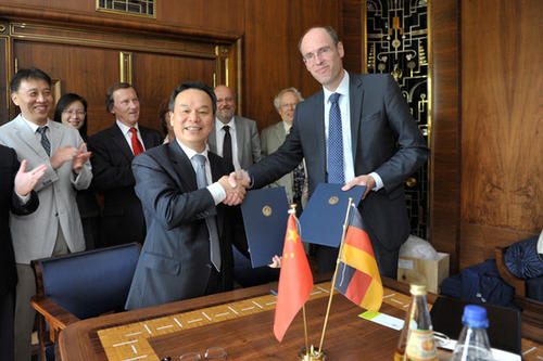 Professor Zhou Qifeng (l.), Präsident der Peking-Universität, und Professor Peter André Alt (r.), Präsident der Freien Universität Berlin, unterzeichneten den Vertrag über die strategische Partnerschaft ihrer Universitäten