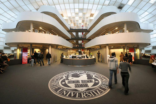 ... und in der Philologischen Bibliothek auch während der Langen Nacht der Bibliotheken zu sehen sind, weisen auf mögliche Verbindungen von Lord Norman Fosters „Brain-Architektur“ zu den Neurowissenschaften und Schmetterlingsstudien hin.