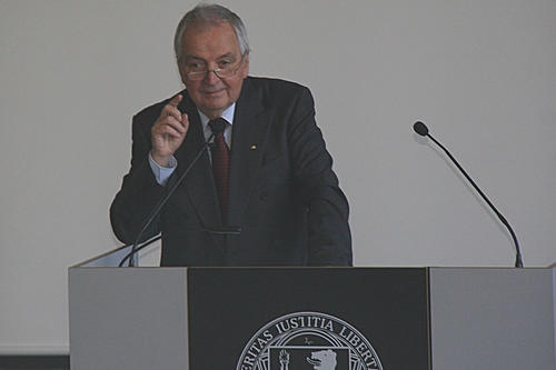 Klaus Töpfer rief in seinem Vortrag an der Freien Universität zur Konzentration auf langfristige Ziele auf