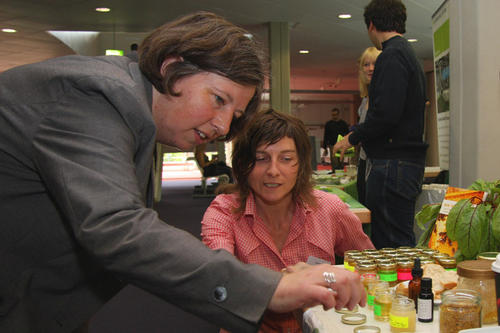 Umweltsenatorin Katrin Lompscher kostet Honig aus der Region.