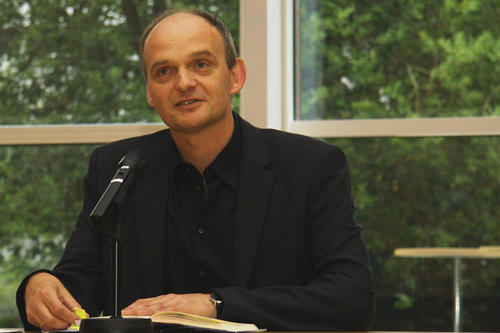 Den Bibliotheken und der Freien Universität verbunden: Der Schriftsteller Thomas Lehr hat in Dahlem Biochemie studiert und fast 13 Jahre lang in der IT-Abteilung der Bereichsbibliothek Erziehungswissenschaft der Freien Universität gearbeitet.