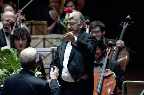 Starkes Duo: Eine Rose überreichte Manfred Fabricius dem Geschäftsführer des Collegium Musicum, Bernhard Wyszynski. In den vergangenen 22 Jahren hat das Duo gemeinsam viel erarbeitet und mit den Ensembles zahlreiche Erfolge gefeiert.