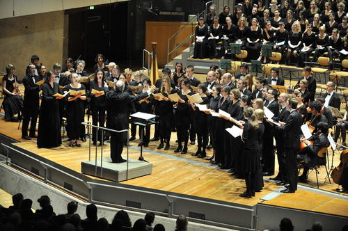 Der Kammerchor führte „Trois Chansons de Charles d’Orléans“ von Claude Débussy auf.