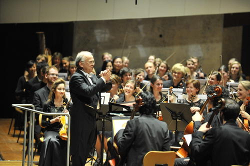 Gegenseitig zum Dank verpflichtet:  Das Collegium Musicum feierte die zurückliegenden 22 Jahre Zeit mit seinem musikalischen Leiter.