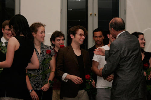 Professor Samuel Adler gratuliert den Absolventen des FUBiS-Kompositionskurses.