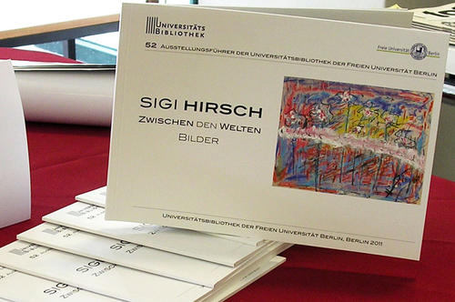 Der Ausstellungsführer kann für drei Euro in der Leihstelle der Universitätsbibliothek erworben werden