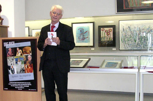 Sigi Hirsch stellte bei der Vernissage nicht nur seine Bilder vor, sondern trug auch eines seiner Gedichte vor