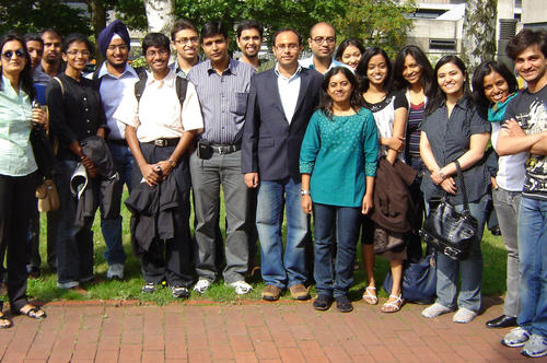 Nachwuchswissenschaftler aus Indien nutzten ihren Aufenthalt in Deutschland für einen Besuch des Instituts für Mikrobiologie und Tierseuchen der Freien Universität