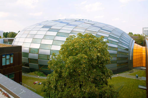 Die Gummiprofile zwischen den Aluminium-Paneelen und der Schonnenschutzverglasung werden neu abgedichtet.