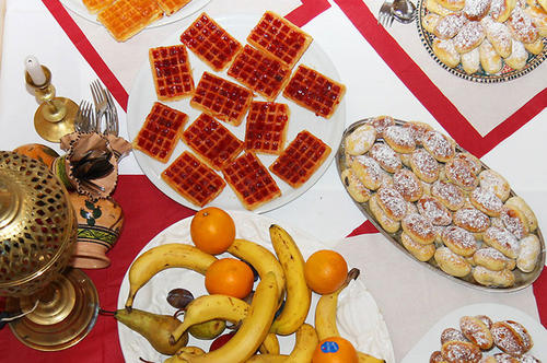 Das Iftar-Buffet lud mit Obst und orientalischem Gebäck zum gemeinsamen Fastenbrechen ein.