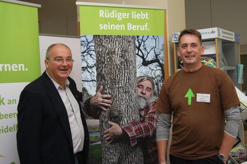 20 Aussteller präsentierten und informierten über ihre Arbeit rund um das Thema Baum, wie die Lehranstalt für Gartenbau und Floristik Großbeeren e.V. …