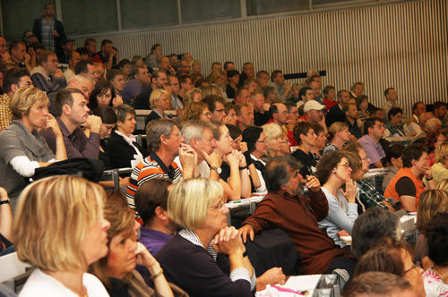 Der Hörsaal des Instituts für Biologie war vollständig besetzt. Rund 500 Interessierte waren zum Baumforum nach Dahlem gekommen