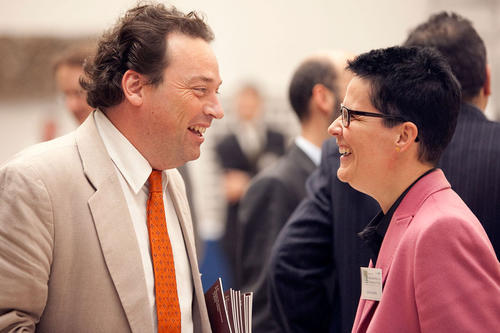 Stefan Weber, Direktor des Museums für Islamische Kunst, gratuliert Sabine Schmidtke zur Eröffnung der Research Unit Intellectual History of the Islamicate World.