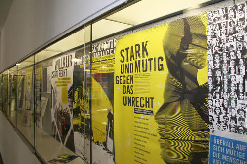 Besucher der Ausstellung können sich in den Schaukästen im Foyer der Universitätsbibliothek über das Engagement von Amnesty International informieren.
