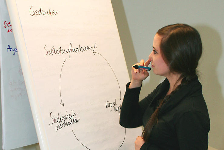 Psychologiestudentin Pauline Neumann absolviert ein studienbegleitendes Praktikum in der Hochschulambulanz.