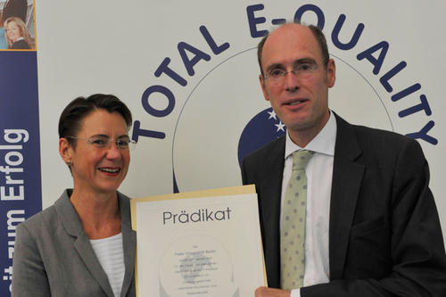Das Total E-Quality-Prädikat nahmen die Frauenbeauftragte Mechthild Koreuber und Professor Peter-André Alt, Präsident der Freien Universität, entgegen.