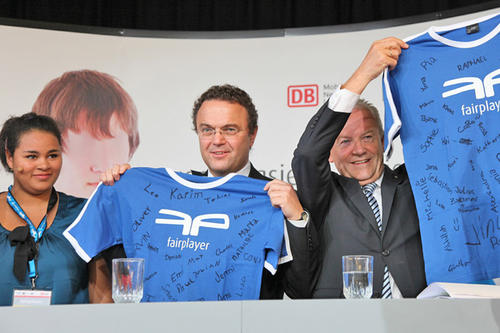 Als Fairplayer ausgezeichnet: Bundesinnenminister Hans-Peter Friedrich und Bahn-Vorstandsvorsitzender Rüdiger Grube erhielten von einer Schülerin der Felix-Mendelssohn-Bartholdy-Schule ein T-Shirt mit Unterschriften der Fairplayer-Schüler.