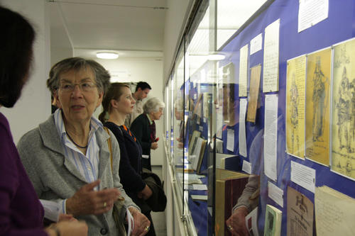 Zu Andenken an Heinrich von Kleist zeigt die Universitätsbibliothek der Freien Universität Berlin noch bis zum 3. Januar  2012 Ausgaben seiner Werke, Textauszüge, Faksimiles, Illustrationen, Bühnenbilder, Theaterprogramme und weitere Dokumente