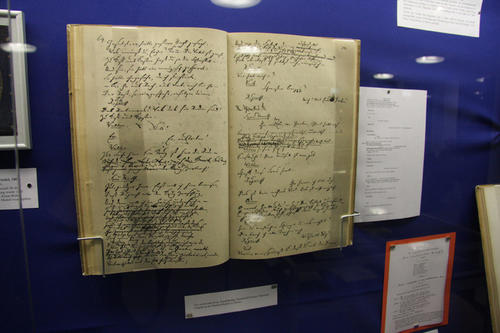 Zu sehen ist unter anderem ein Faksimile einer Handschrift Kleists: seine Anmerkungen zu seinem Lustspiel „Der zerbrochne Krug“