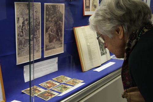 Die Ausstellungsstücke befinden sich sowohl im Foyer als auch im ersten Stock der Universitätsbibliothek an der Dahlemer Garystraße