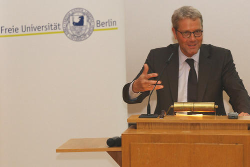 Juni: Warum der Energiewandel in Deutschland notwendig ist, erklärte Bundesumweltminister Norbert Röttgen einen Tag nach dem Kabinettsbeschluss der Bundesregierung zum Atomausstieg bei einem Vortrag an der Freien Universität.